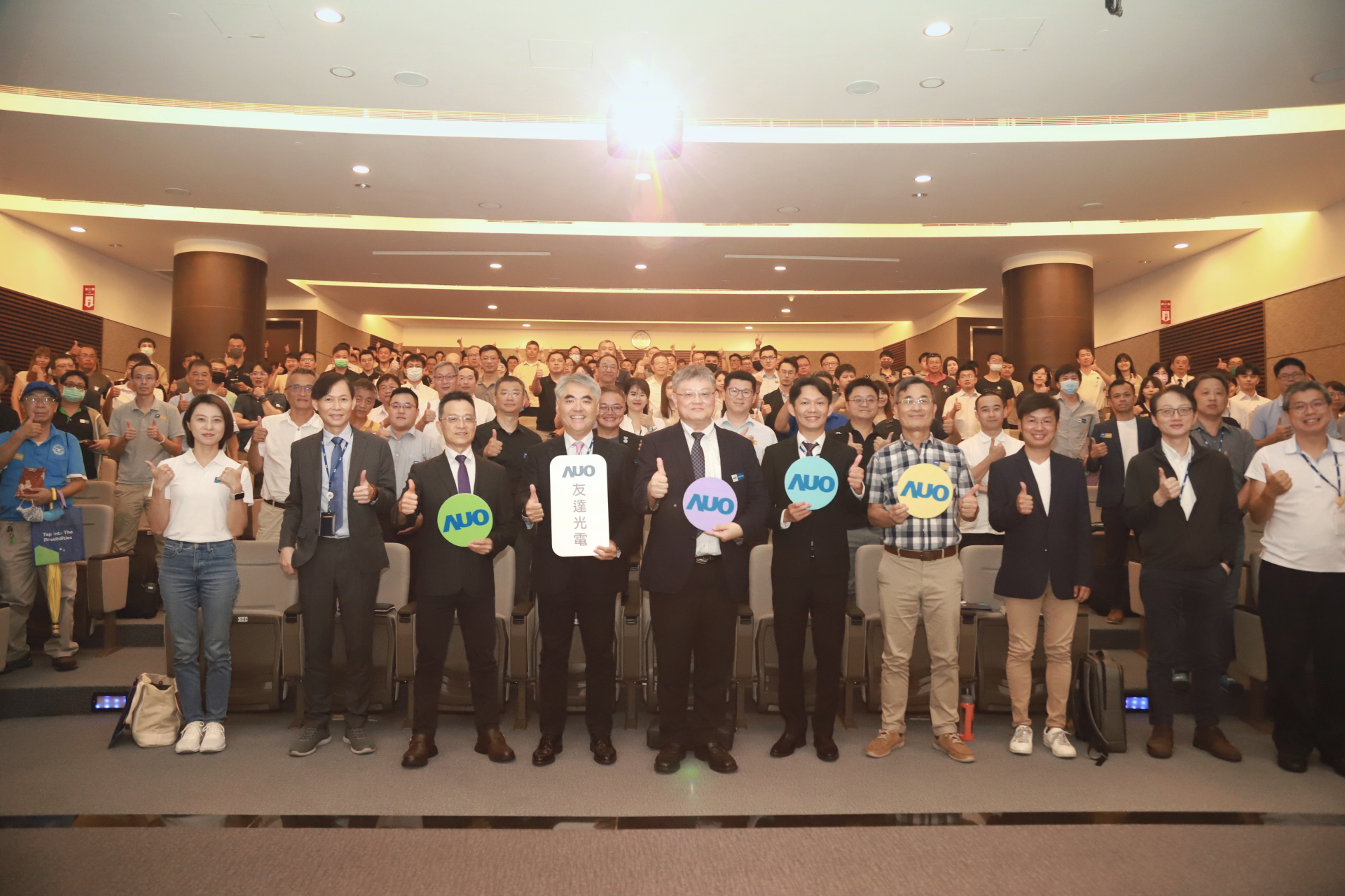 友達光電邀請領域專家共研再生能源發展、電力需求及建築物減碳等議題進行交流，盼共擘綠色永續生態圈的嶄新契機
