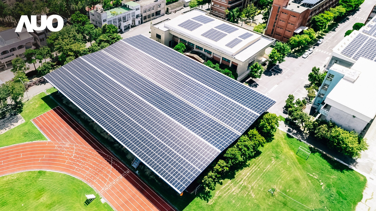 友達SunSteel光電整合型浪板具備快速安裝、輕量化優勢，可提升15%發電效能，通過國際IEC與國內VPC認證安全、防漏、耐候標準