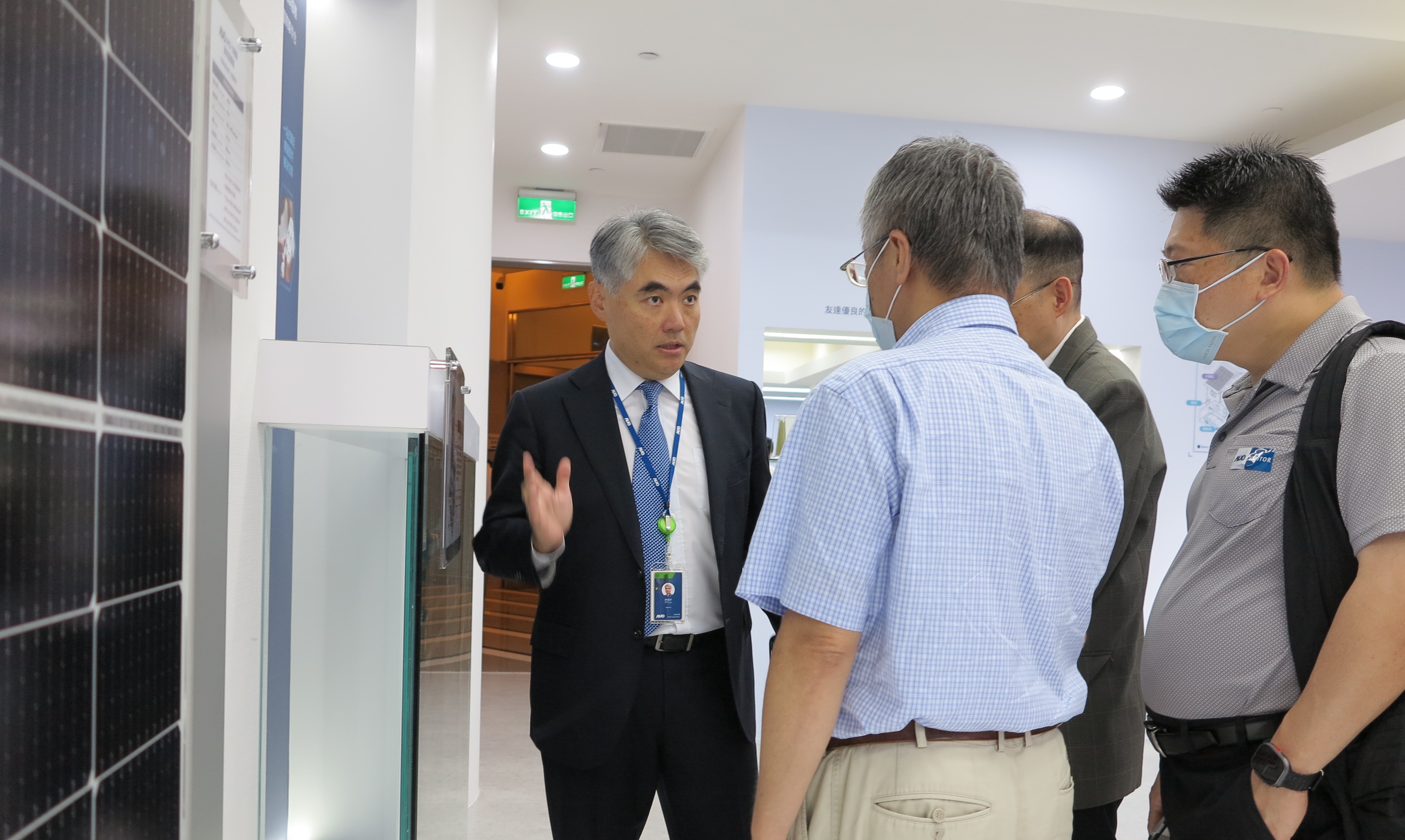 友達光電能源事業群總經理林恬宇分享友達落實太陽能建築一體化目標，協助企業邁向能源轉型的高效能低碳解方。